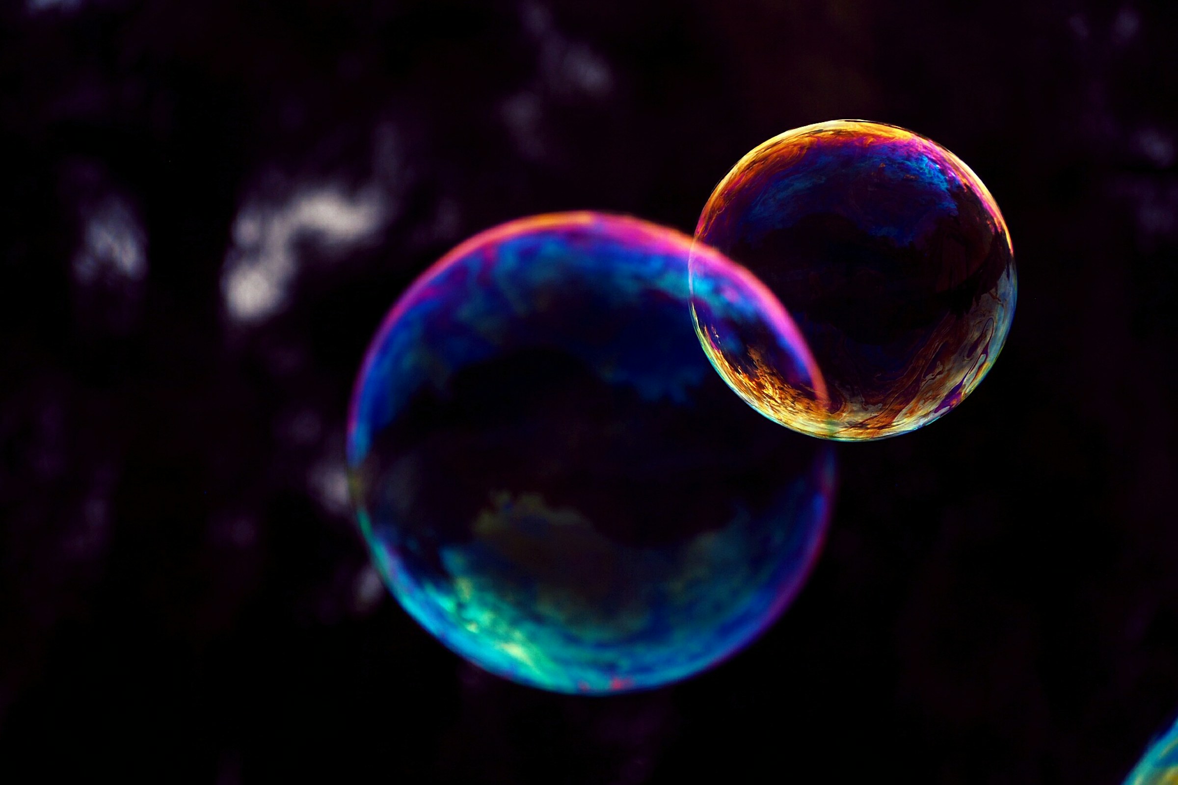 Bolle di sapone che riflettono la luce